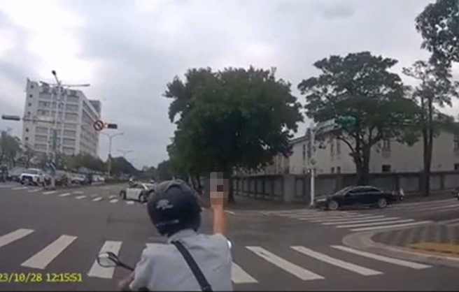 有机车骑士因不满交通管制，而对总统车队比中指，竟然遭到警察咆啸喝斥。（画面翻摄 wowtchout – 地图型行车影像分享平台）
