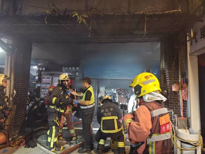 消防隊獲報到場進入搶救。（翻攝畫面）