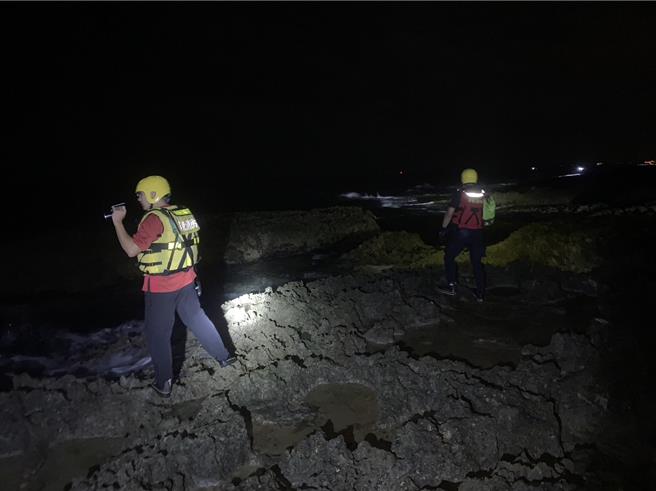 恒春半岛最南端30日晚间传出一男子溺水失联，警消直至深夜搜寻未果。(屏县消防局提供)