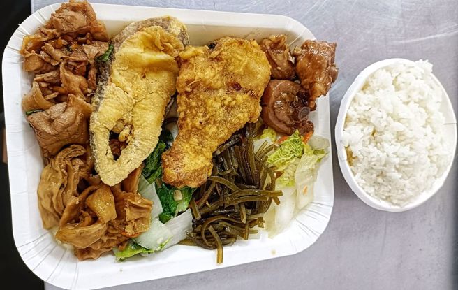 一名网友分享超佛心自助餐，内用4肉4菜只要60元，价格便宜让上千网友难以置信。（图／翻摄脸书爆废公社二馆）