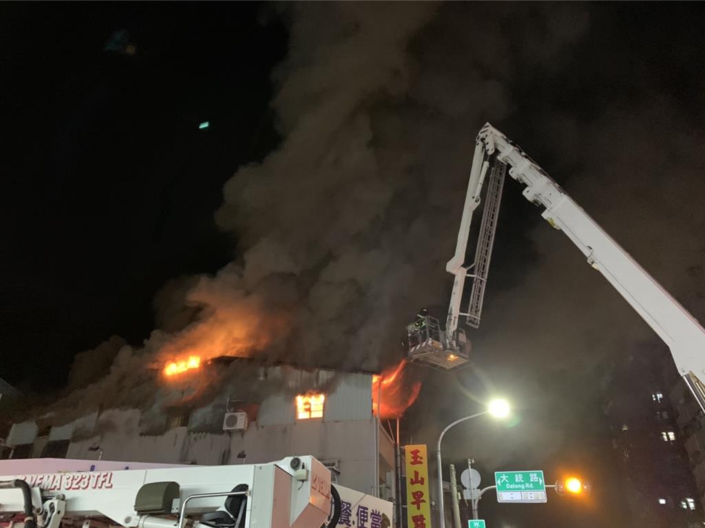 31日深夜10點多，嘉義市玉山路上一家知名早餐店頂樓突然起火燃燒，現場烈焰沖天。（讀者提供∕呂妍庭嘉義傳真）