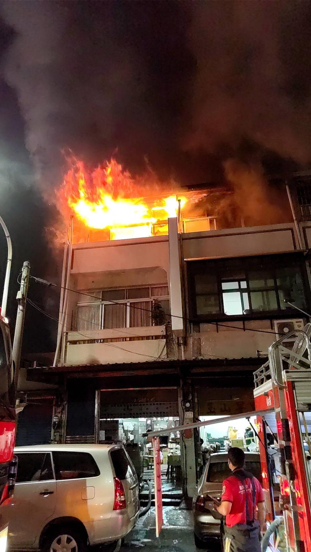 31日深夜10點多，嘉義市玉山路上一家知名早餐店頂樓突然起火燃燒。（讀者提供∕呂妍庭嘉義傳真）
