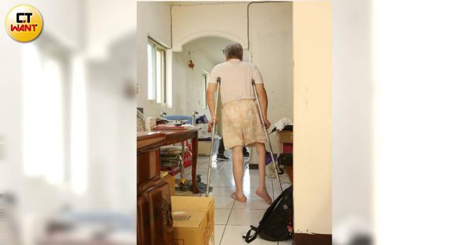 65岁患有小儿麻痹症的汤先生行动不便，却还得一肩挑起照顾93岁长期卧床母亲的责任。（图／赵世勋摄）