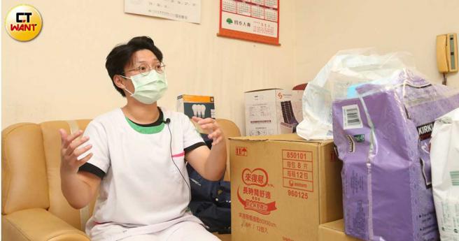 主要负责照顾汤先生一家的社区护理师黄秋桦指出，协会介入后致赠医疗床与相关日用品，让汤奶奶的照护品质得到提升。（图／赵世勋摄）