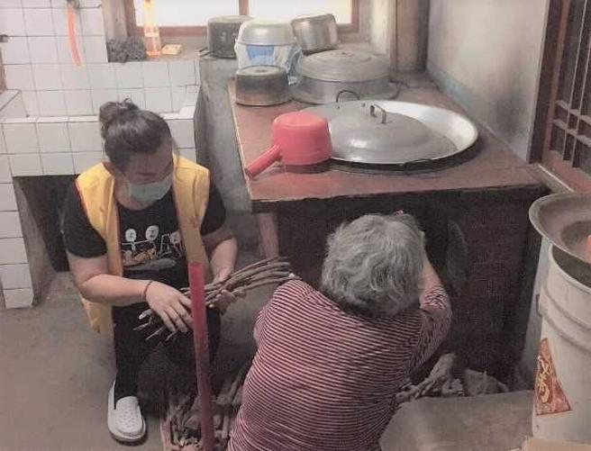 创世基金会曾服务过82岁失智卧床的陈爷爷，陈爷爷家中没有热水器，想洗澡还得烧柴。（图／创世基金会提供）