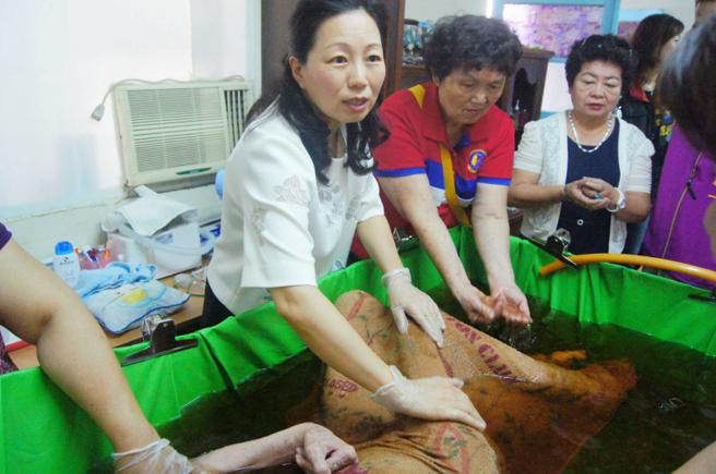 现任花莲县长徐榛蔚曾在2015年时，协助创世基金会志工替植物人原床泡澡，长年被擦澡的患者泡出的洗澡水呈现黑色状态。（图／报系资料照）