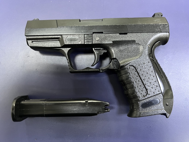 台中6國三生持槍門口堵同學 ，警2小時候傳喚到案，起出空氣手槍。(戴志揚翻攝)