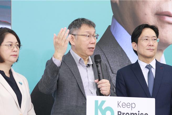 民眾党总统参选人柯文哲母亲何瑞英日前受访直言，硬要把柯文哲和国民党总统参选人侯友宜两个人放在同一张选票不合理，两人各自选就好。柯文哲今早说，「我妈妈只代表某一个国民的意见，不代表本党，她不是本党的发言人」。（杨亚璇摄）