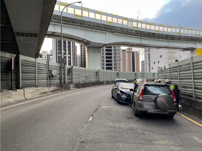 2023年10月31日新北市／曾女驾驶的休旅车因逆向上匝道，与顺向的来车发生车头对撞事故。（新北市新庄警分局提供／吕健豪新北传真）