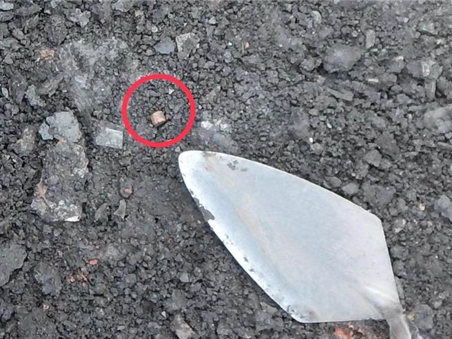 自花蓮縣秀林鄉崇德考古遺址出土且具千年歷史紅色玻璃珠，經美國芝加哥菲爾德自然史博物館（Field Museum）實驗室進行1年研究，發現來源為南亞印度一帶，可謂花蓮史前貿易版圖新發現。（花蓮縣文化局提供／羅亦晽花蓮傳真）