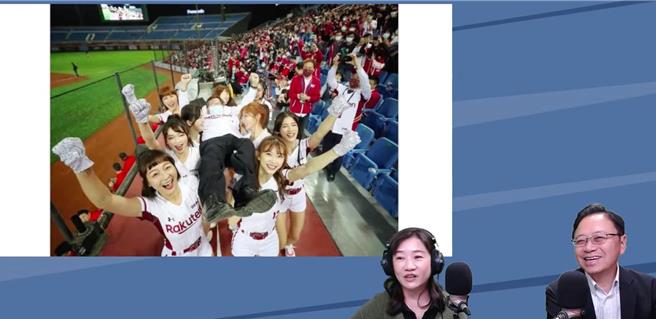 桃园市长张善政被问及对前市长郑文灿曾被乐天女孩啦啦队「抬棺」扛起庆祝，他直呼先不要。（图截自《千秋万事》YouTube／陈梦茹桃园传真）