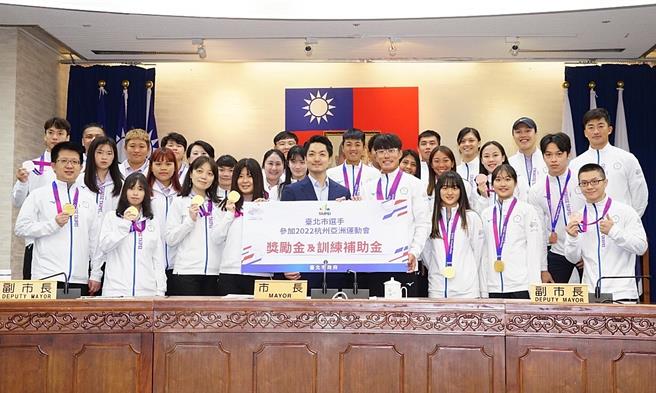 台北市长蒋万安31日接见设籍于台北市的亚运金牌选手，并宣布未来亚运金牌得主的奖补助金总额将提高至103万。（台北市政府提供／丁上程台北传真）