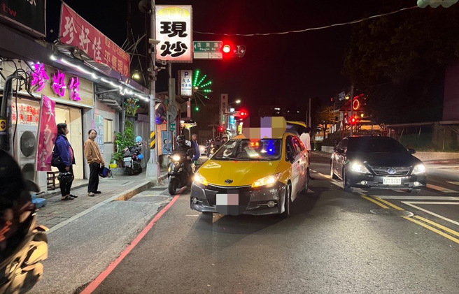 根據警方調查指出，昨傍晚6時許獲報稱五股區成泰路、蓬萊路口發生一起車禍事故，一輛計程車與機車互相碰撞，間接殃及正在斑馬線上過馬路的行人。（圖 / 劉詠韻翻攝）