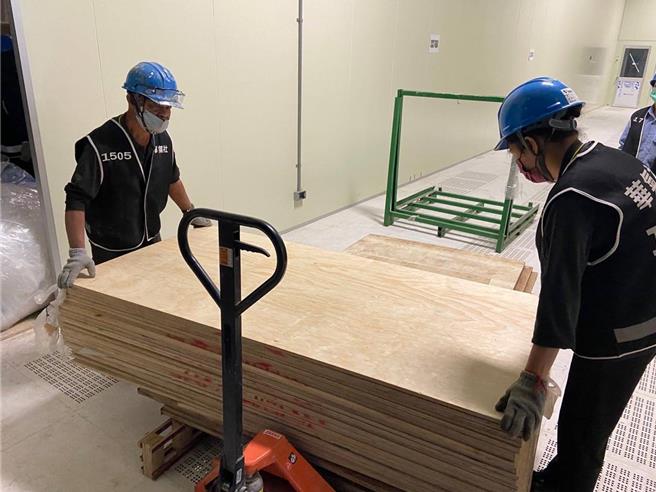 勞動力發展署中彰投分署協助更生人文山返回職場，他為感謝曾幫助過自己的人，還特別回饋鄉里、僱用中高齡。(中彰投分署提供)