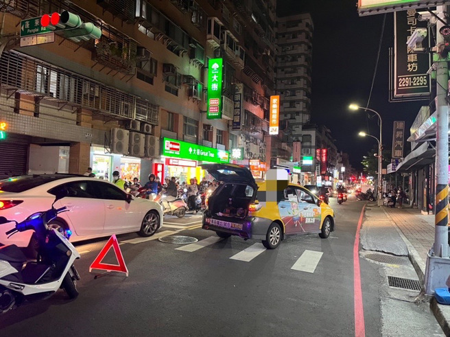 警消獲報到場，隨即將該名受傷的行人緊急送醫進行檢查。（圖 / 劉詠韻翻攝）