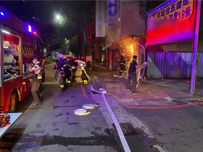 高雄三民區一處床墊工廠今天深夜火警，警消破門搶救所幸無人傷亡。（民眾提供／任義宇高雄傳真）