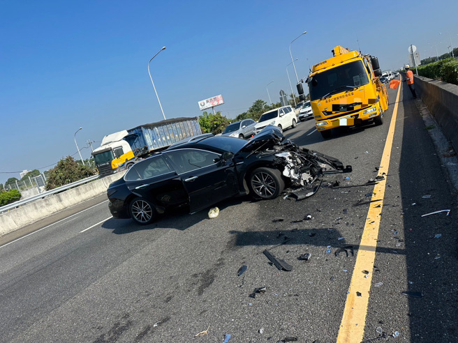 国1西螺段轿车猛撞防撞车「车头全毁」，占据2线车流塞爆。(翻摄记者爆料网)
