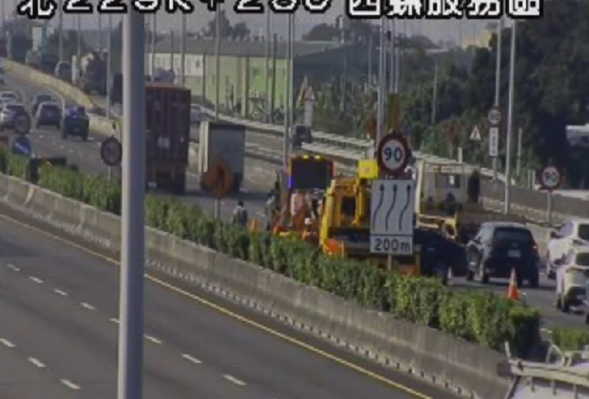 国1西螺段轿车猛撞防撞车「车头全毁」，占据2线车流塞爆。(翻摄高速公路即时路况)