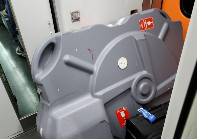 不少知情人表示，巨型塑膠箱其實是「攜車箱」，用來裝公路車。（圖／翻攝自爆廢公社）