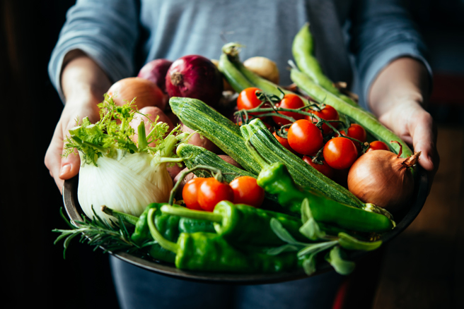 蔬菜中富含膳食纖維，增加攝取可促進腸道蠕動，進而幫助排便，但哪種蔬菜最高纖呢？（示意圖／Shutterstock）