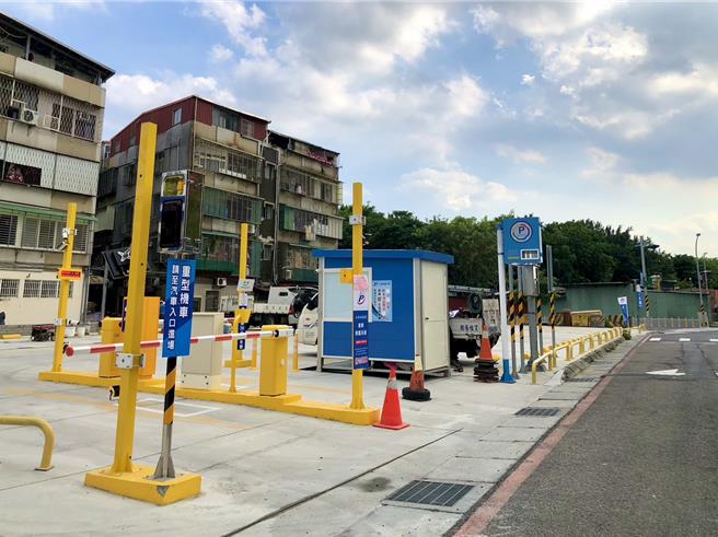 2023年10月31日新北市／板桥永翠路停车场将于明日启用智慧停管系统，透过24小时监控，提升停车周转率。（新北市交通局提供／吕健豪新北传真）