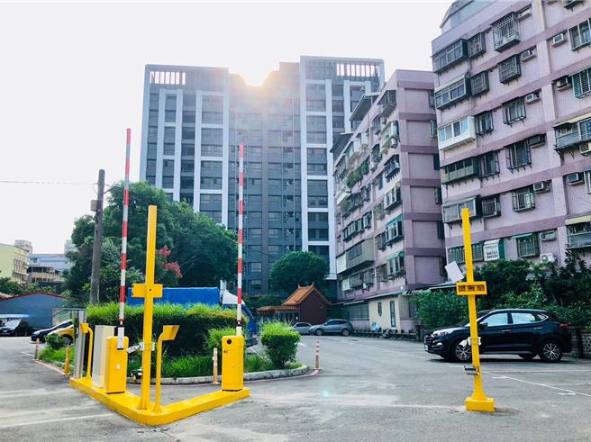 2023年10月31日新北市／八里埤头停车场为汽车停车场，收费每小时20元。（新北市交通局提供／吕健豪新北传真）