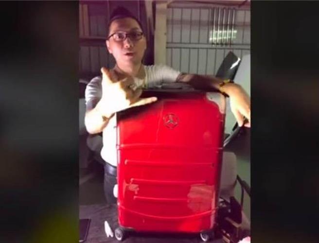 爭議網紅連千毅8月因砸店、街頭開槍等糾紛入獄服刑，2019年直播上賣「賓士行李箱」被質疑是假貨，曾大動作在臉書上開直播、秀授權書澄清，嗆「假一賠100萬」。高雄地檢署今偵結，證實行李箱確實是假貨，依違反商標法起訴連千毅。（本報資料照）