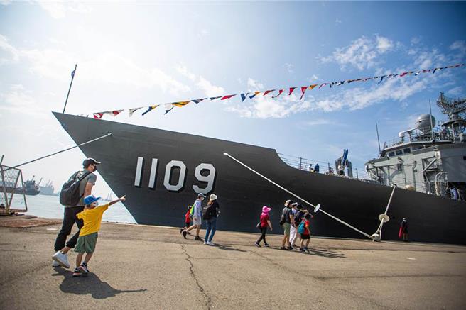 高雄新濱營區下月將舉辦開放活動。圖為2年前海軍張騫、武昌軍艦停泊高雄新濱碼頭開放民眾參觀。（本報資料照片）
