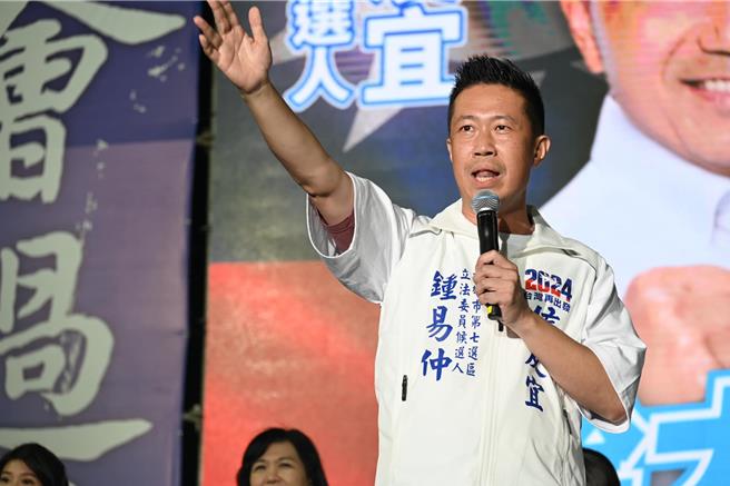 年僅41歲的鍾易仲，競選議員時就以「鳳山少年藍」為訴求，年輕有活力的形象深植人心。（鍾易仲提供）