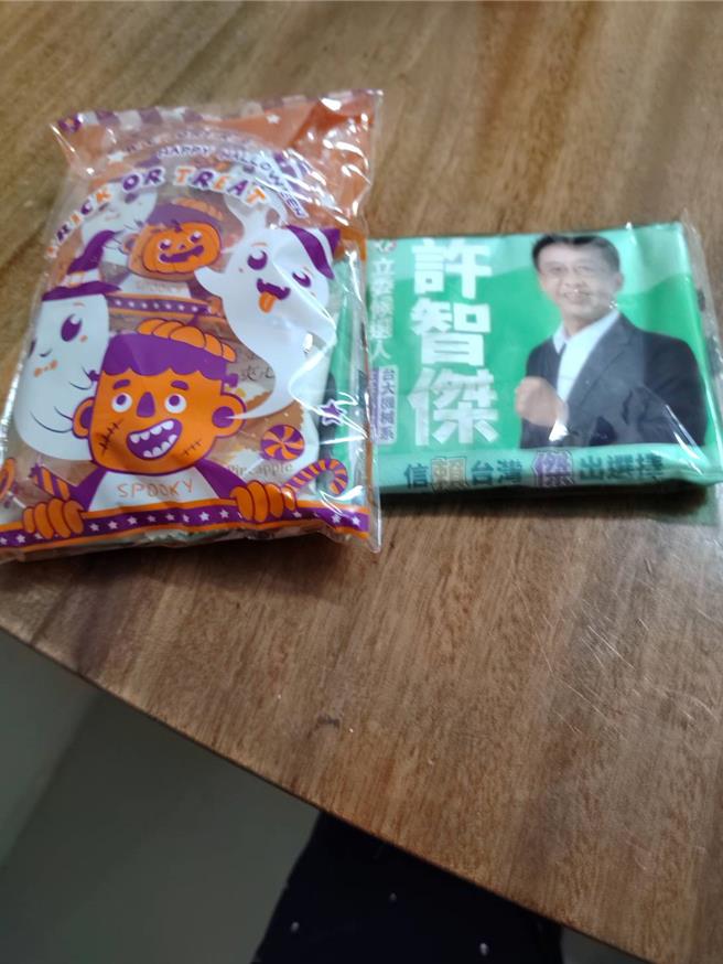 許智傑競選小物送糖果。（民眾提供）