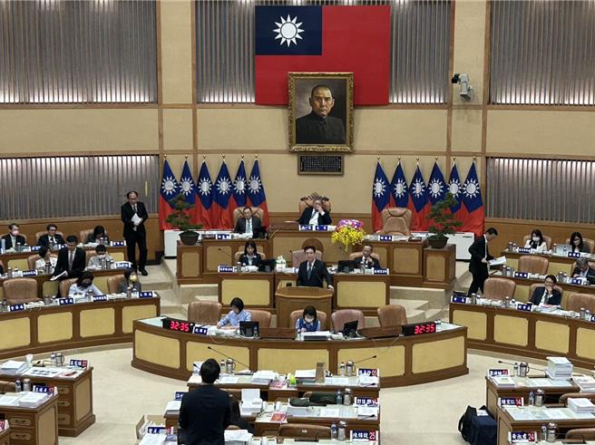 新北市代理市长刘和然表示，为了体恤新手爸妈的辛苦，未来好孕专车市府会朝扩大使用期限的方向研拟，预计补助总趟数维持28趟，产后6个月内仍可以使用，政策预计明年1月1日实施。（刘玮晴摄）