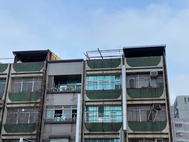 北市萬華區康定路上某處17坪的老公寓，因該是地上權的空房，由國有財產署委託拍賣，起拍價僅6.5萬，吸引近百人投標。（圖／示意圖，達志影像）