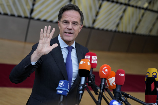 荷兰总理吕特（Mark Rutte）表示，首批要移交乌克兰的F-16战机，将在两周内送抵罗马尼亚。（图/美联社）
