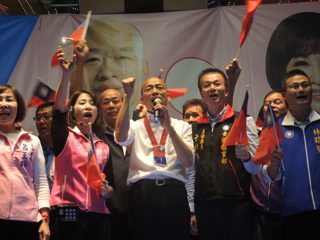 韓國瑜2019年10月31日在平鎮造勢時，于北辰就站在他一旁。（中時資料照，邱立雅攝）