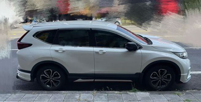 名网友表示，公司店门口近来有台白色轿车一停就是好几天。(翻摄自爆怨公社)