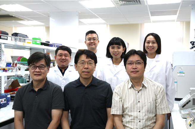研究團隊合影。前排左至右為鄒協成副教授、趙瑞益教授、林欣杰教授；後排左至右為林育瑋博士、陳建宏博士後、王若昕博士生、林子婷碩士生。（陽明交大提供）