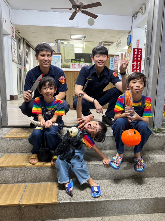 地方媽媽暴動！萬聖節「包圍派出所」要糖，搶拍天菜「韓系帥警」。(警方提供)