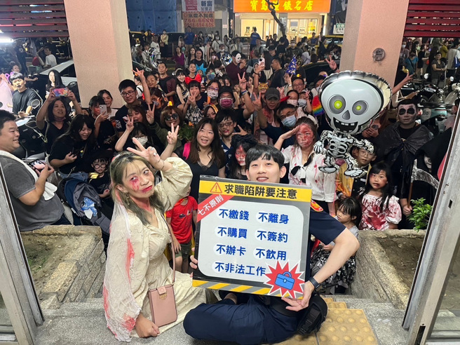 地方媽媽暴動！萬聖節「包圍派出所」要糖，搶拍天菜「韓系帥警」。(警方提供)