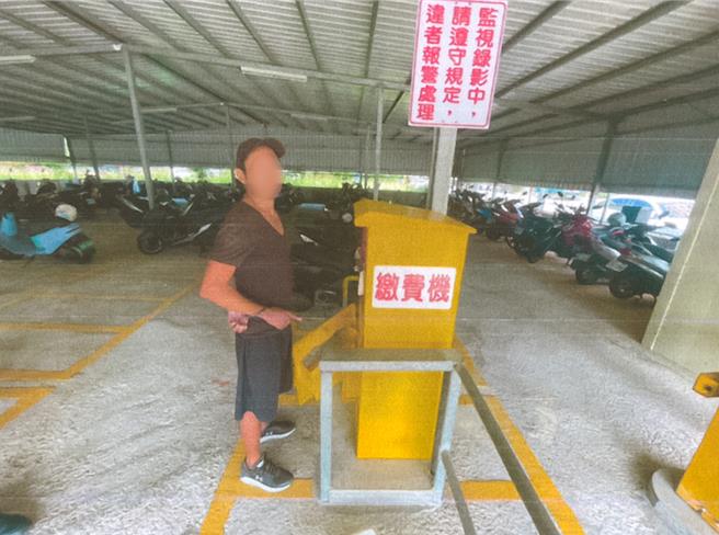 陈姓男子涉嫌连续多次在竹南镇火车站东站撬开停车场收费机行窃现金。（读者提供／谢明俊苗栗传真）