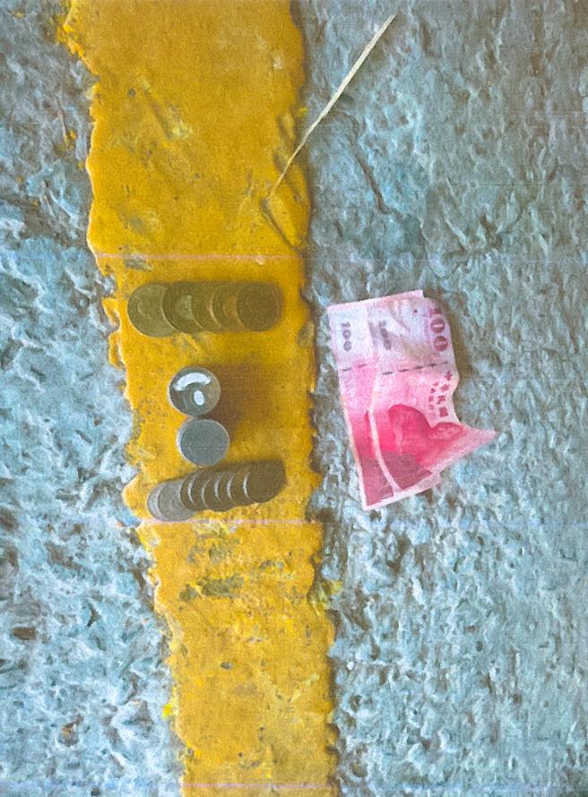 陈姓男子涉嫌连续多次在竹南镇火车站东站撬开停车场收费机行窃现金，警方循线逮捕陈嫌起获赃款。（读者提供／谢明俊苗栗传真）