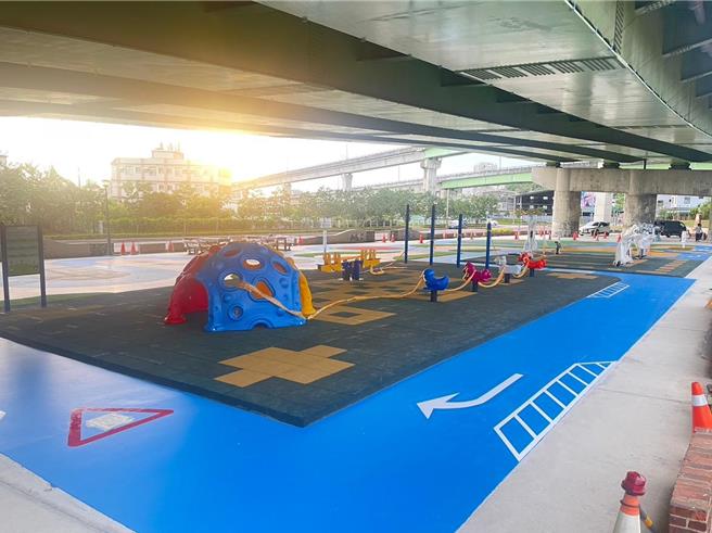 頭份市公所在科東二路高架橋下新建幼兒滑步車場及銀髮族體健場，日前完工。（頭份市公所提供／謝明俊苗栗傳真）