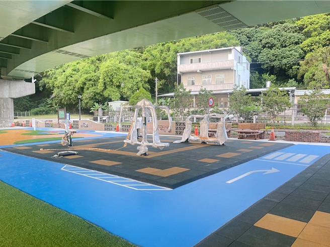 頭份市公所在科東二路高架橋下新建幼兒滑步車場及銀髮族體健場，日前完工。（頭份市公所提供／謝明俊苗栗傳真）