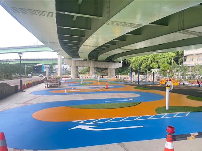 頭份市公所在科東二路高架橋下新建幼兒滑步車場及銀髮族體健場，日前完工。（頭份市公所提供／謝明俊苗栗傳真）
