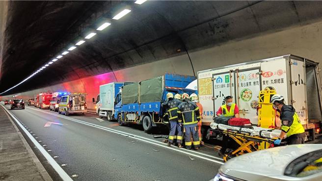 國道5號雪山隧道今上午發生一起連環車禍，疑未保持安全車距，導致3輛貨車與1輛轎車相撞。（新北市消防局提供）