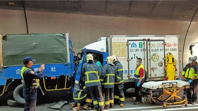 國道5號雪山隧道今上午發生一起連環車禍，隧道內僅單線通行。（新北市消防局提供）