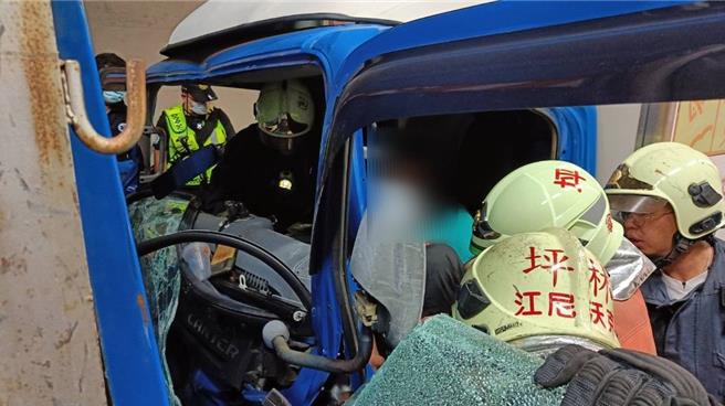 國道5號雪山隧道今上午發生一起連環車禍，消防人員動用破壞器材，協助傷者脫困。（新北市消防局提供）