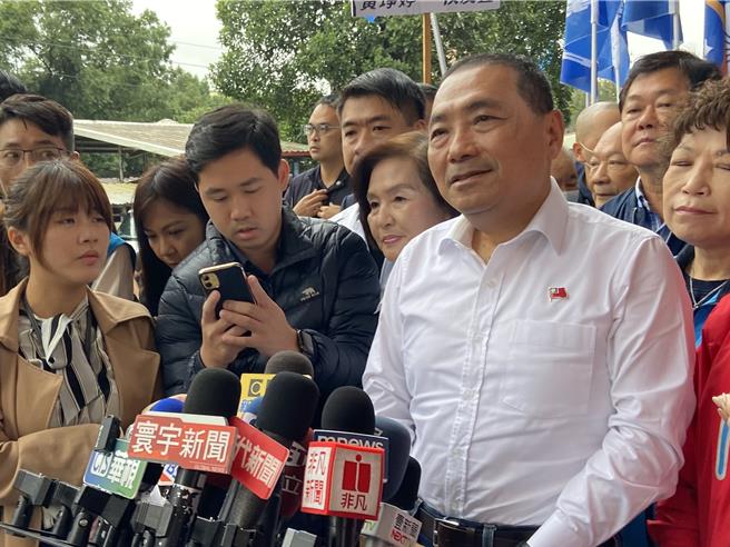 國民黨總統參選人侯友宜31日到宜蘭市農會與基層座談，談及藍白合協商時間，他希望與國民黨主席朱立倫、民眾黨主席柯文哲3人，見面時間越快越好。（吳佩蓉攝）