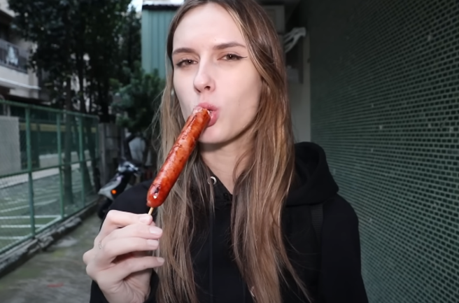 来自波兰的正妹Zosia爱吃台湾吃到甜的香肠。（图／翻摄自不要闹工作室YouTube）