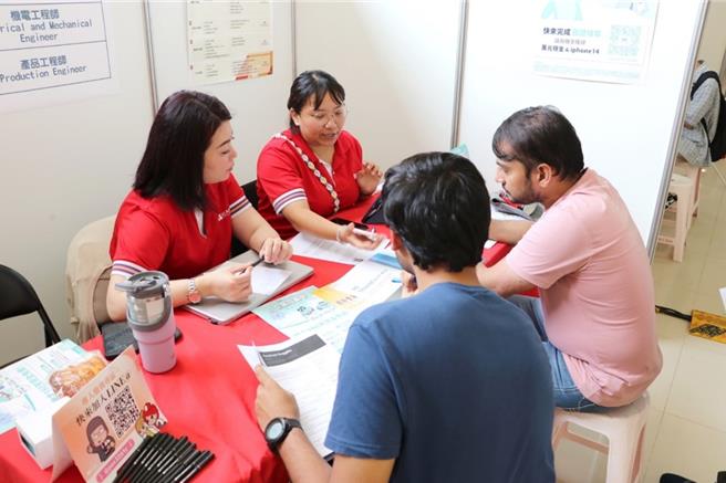 明志科大日前举办境外生就业博览会，提供应届外籍生未来留台就业的管道。（明志科大提供／吕健豪新北传真）