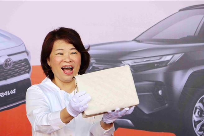 2023嘉义市购物节，独得13万名牌包的「嘉购王」，个人累积消费额就达3666万4722元，嘉义市长黄敏惠拿出全新LV包时忍不住发出讚嘆。（吕妍庭摄）